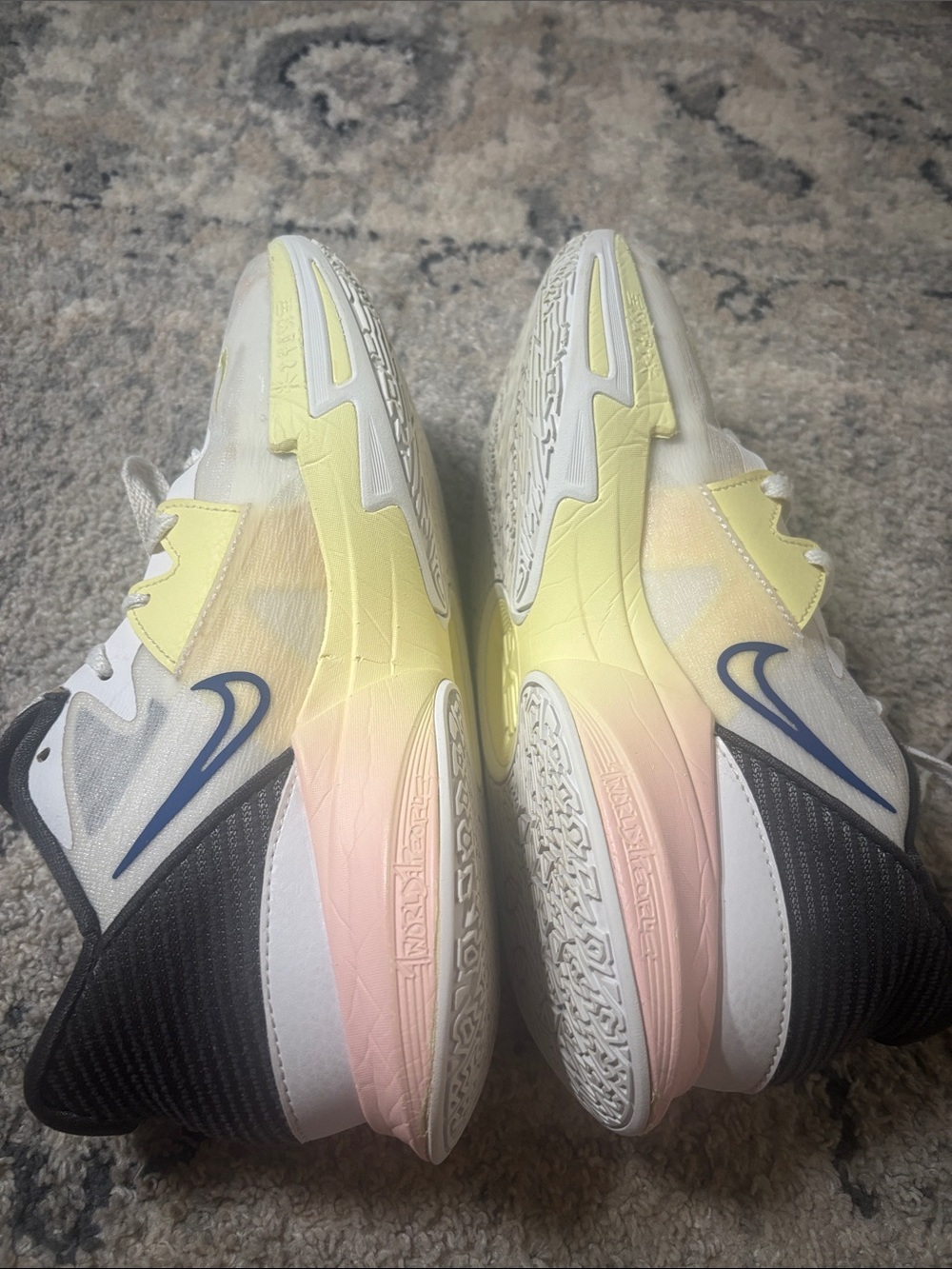 Nike Kyrie Low 5 Men’s size 7.5 woman’s size 9